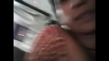 Сексуальная стюардесса с пышной прической порется с чуваком в туалете